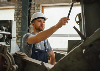 Машинист машин по чистке и смазке листов
